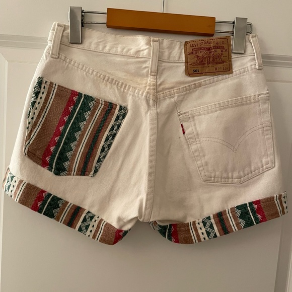 Levi’s White Denim Shorts with fun pattern detail! - Picture 4 of 6